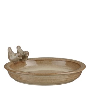 Beiges Keramik Vogelbad mit zwei Vögeln am Rand. Dekorative Gartendekoration für Vögel.