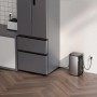 EcoFlow Stream AC Pro AC-Speicher für Balkonkraftwerke, silber-schwarz, an Steckdose auf Holzfußboden.