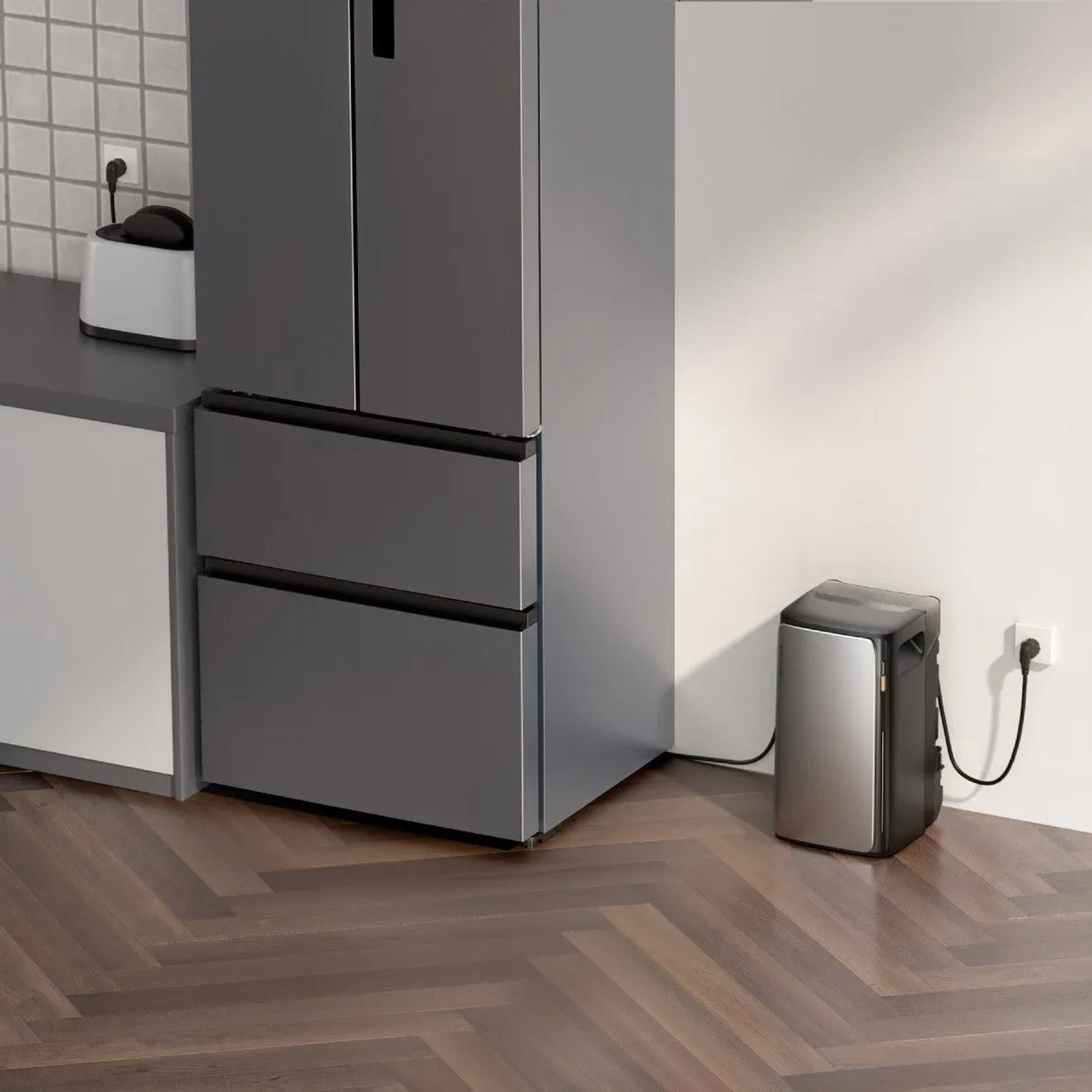 EcoFlow Stream AC Pro AC-Speicher für Balkonkraftwerke, silber-schwarz, an Steckdose auf Holzfußboden.