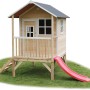EXIT Loft 300 Holzspielhaus naturel mit Rutsche und Leiter im Garten.