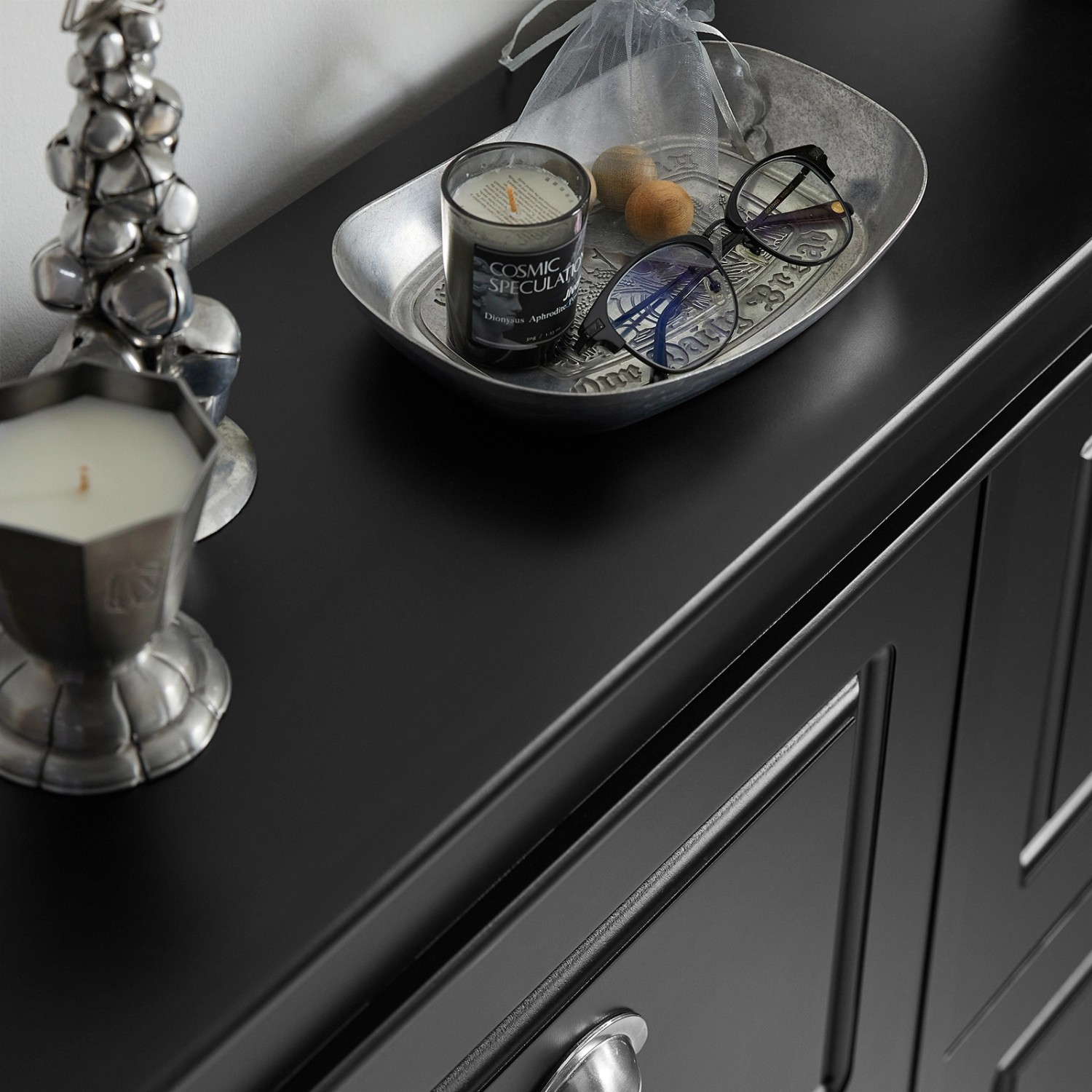 Detailaufnahme: Schwarzer SoBuy Schuhschrank FSR79-SCH mit Deko auf der Ablage.