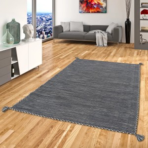 Anthrazitfarbener Pergamon Natur Teppich Kelim Prico, 70x140cm, im Wohnzimmer.