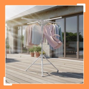 Weißer klappbarer Wäscheständer aus Stahl/Kunststoff mit Kleidung auf Kleiderbügeln auf Holzterrasse. Ideal für Balkon, Garten, Camping.