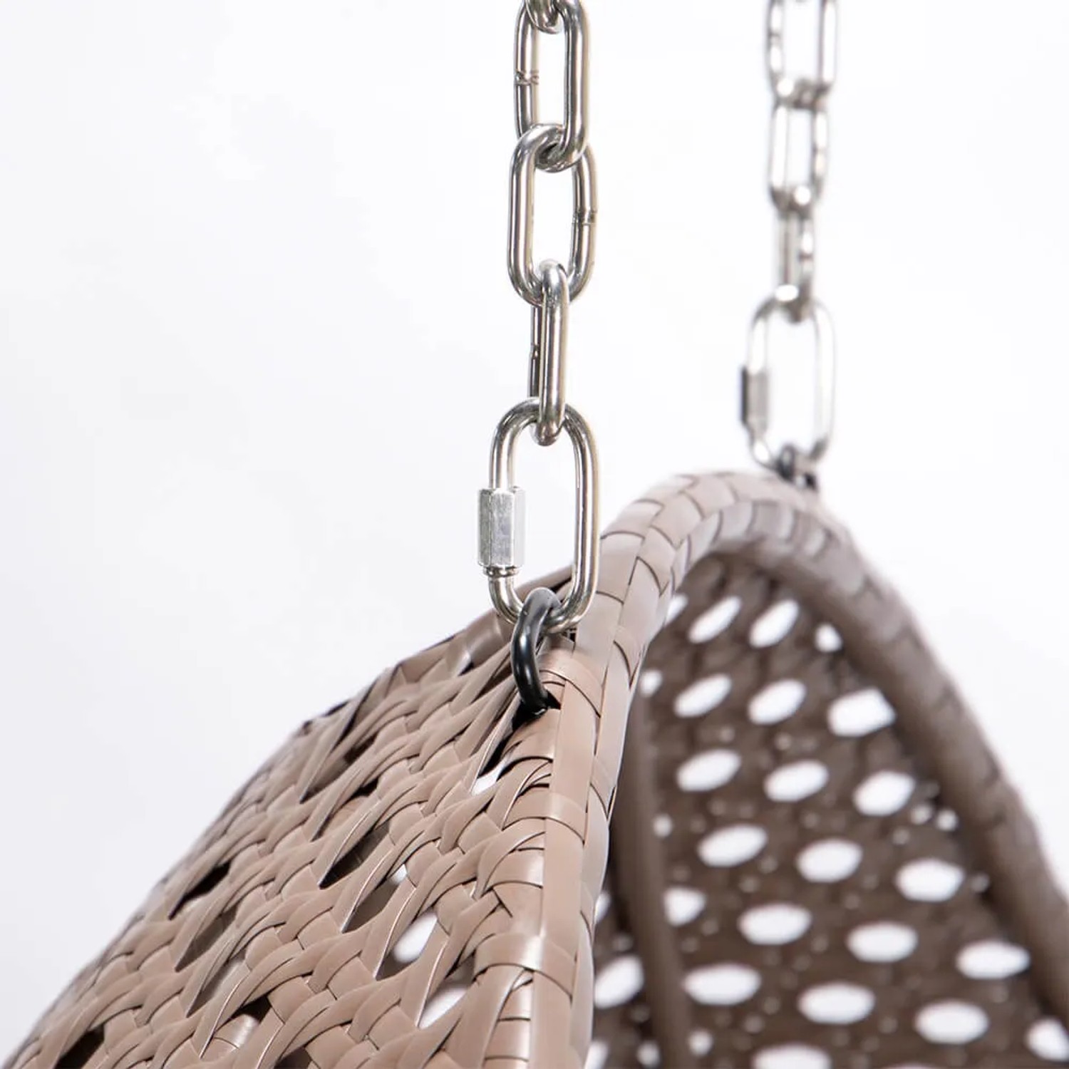 Detailaufnahme: Brauner Home Deluxe Hängesessel Twin aus Polyrattan mit Kette.