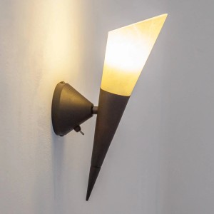 Moderne Lindby Wandleuchte Alva in Braun mit opalweißem Glasschirm für Flur und Innenräume.
