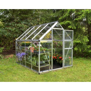 Palram Canopia Gewächshaus Silber 4,6 m² mit Pflanzen und geöffneter Tür im Garten.