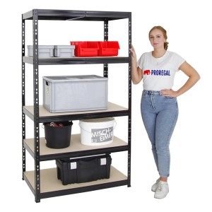 Schwarzes PROREGAL Schwerlastregal Tiger mit 5 Ebenen, beladen mit Boxen und Eimer.