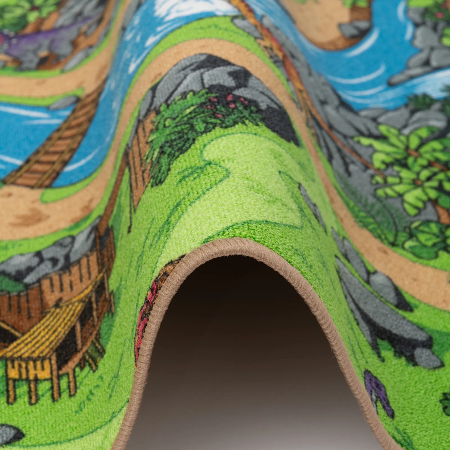 Detailansicht: Snapstyle Kinder Straßenteppich, türkis, 100x200cm, mit Fluss- und Bergmotiven.