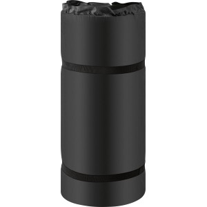 Gerollte, selbstaufblasbare Luftmatratze in Anthrazit mit Tragegurten für Camping & Outdoor.