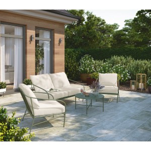 4-teiliges Lounge-Set Telfer aus Stahl mit Seilbespannung in Grün und Auflagen auf einer Terrasse.