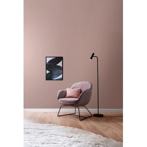 Wohnraum in Pfingstrosenrosé mit Sessel, Lampe und Bild. Schöner Wohnen Designfarben.