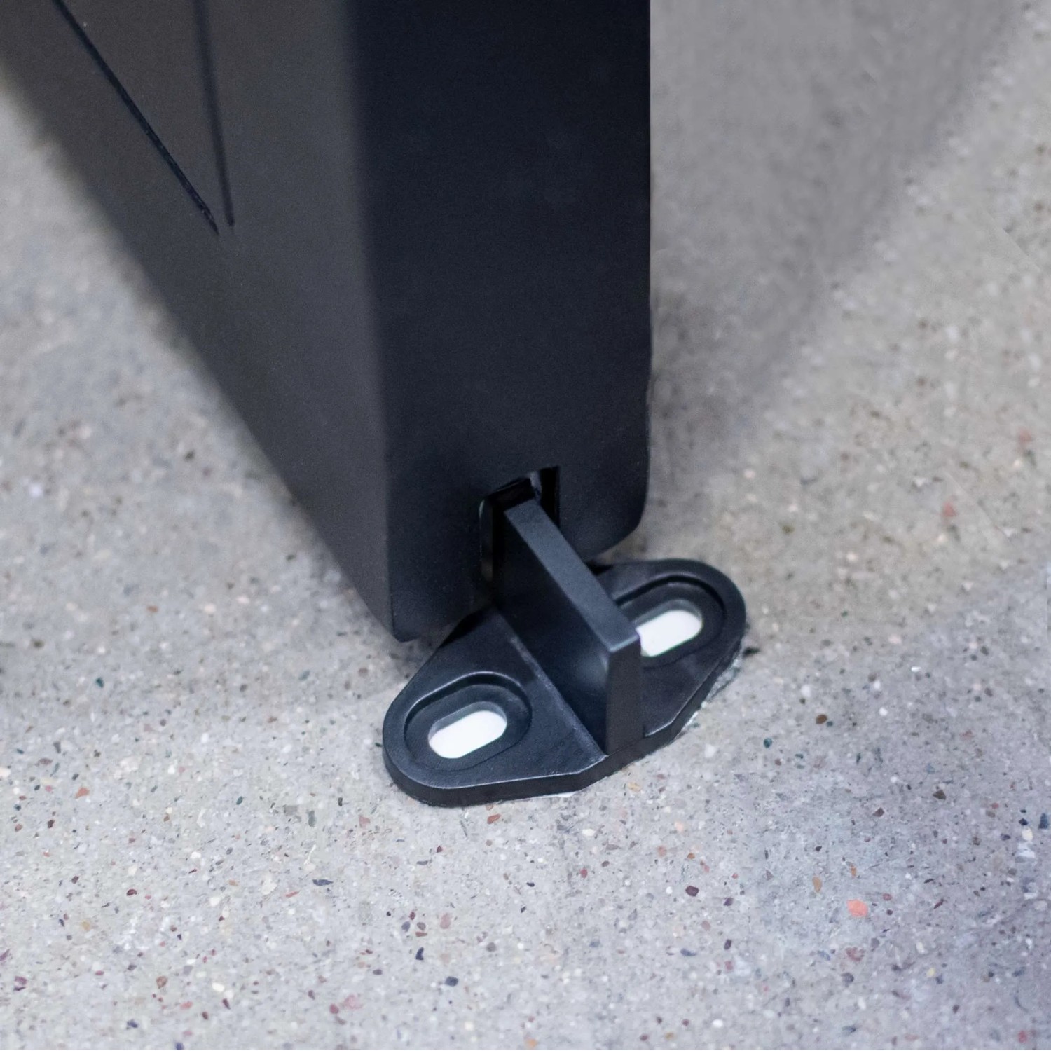 Detailaufnahme der Bodenführung der schwarzen inova Loft Glasschiebetür aus Stahl.