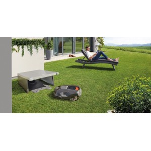 Biohort Robotergarage Charly Gr. 2 mit Mähroboter im Garten.