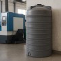 Marmorierter, zylindrischer KMND 2000L Trinkwasser Wassertank aus PE, dunkelgrau mit Rippenstruktur.