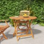 Klappbarer Gartentisch aus Akazienholz, Ø 90 cm, mit Stuhl und Zitrone auf dem Tisch.