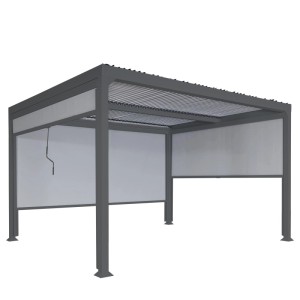 Anthrazitfarbene Alu-Pergola mit drehbarem Lamellendach und drei hellen Stoff-Seitenwänden. Sonnenschutz für Garten & Terrasse.