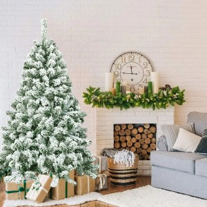 Costway künstlicher Weihnachtsbaum 135cm mit Schnee und LED-Lichtern im Wohnzimmer.