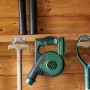 Bosch Akku-Laubbläser UniversalLeafBlow 18V, grüne Ausführung, zur Laubbeseitigung im Garten.