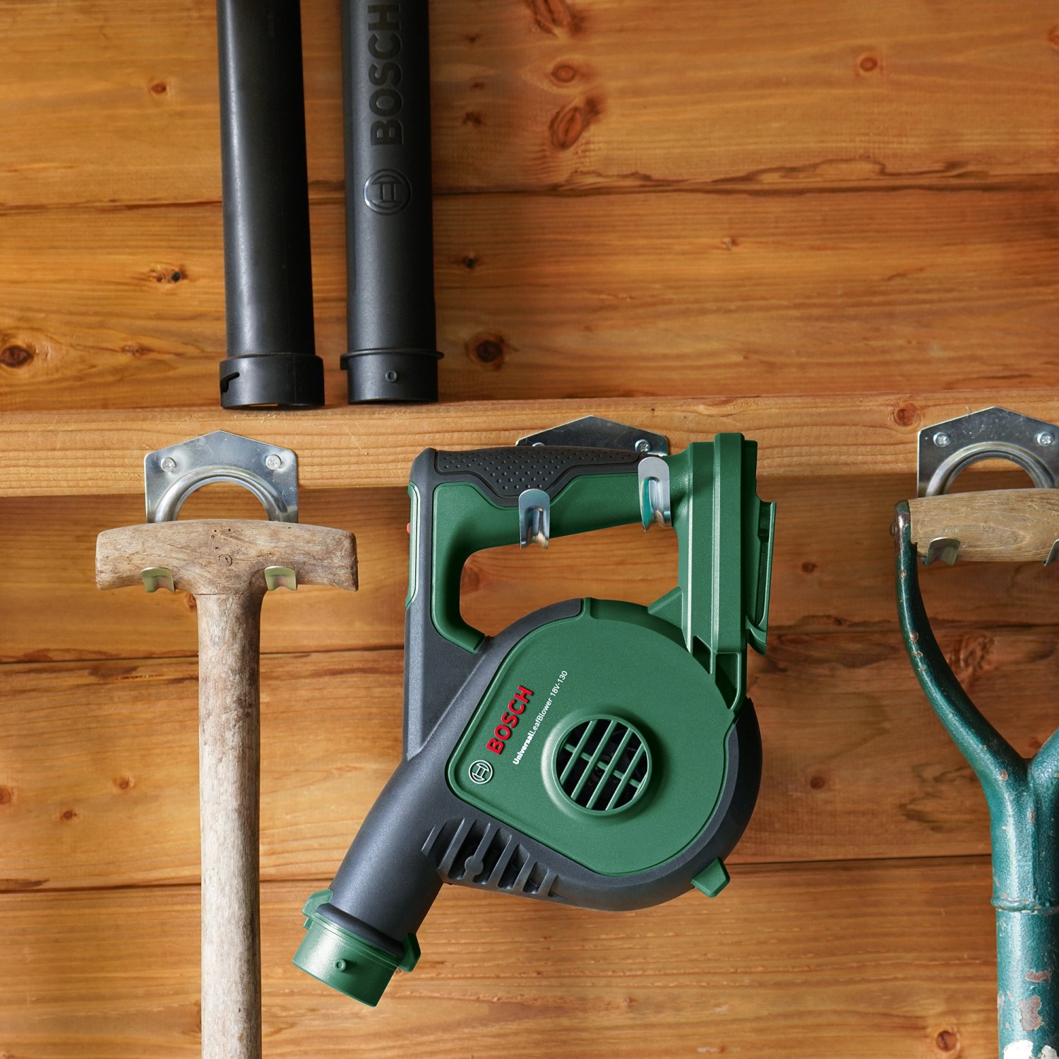 Bosch Akku-Laubbläser UniversalLeafBlow 18V, grüne Ausführung, zur Laubbeseitigung im Garten.