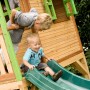 Axi Sarah Spielhaus mit grüner Rutsche: Kinder spielen im Garten.