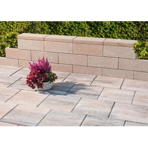 Diephaus Mauerstein Patea Eco Sandstein Mauer mit Bepflanzung und Pflastersteinen.