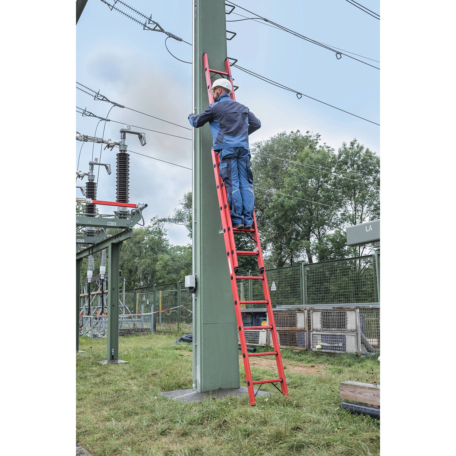 PROREGAL GFK Schiebeleiter 2-teilig im Einsatz an Strommast, 2x12 Sprossen.