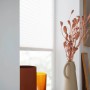 Weißes Schöner Wohnen Plissee Marla, 40x130 cm, am Fenster mit Deko.