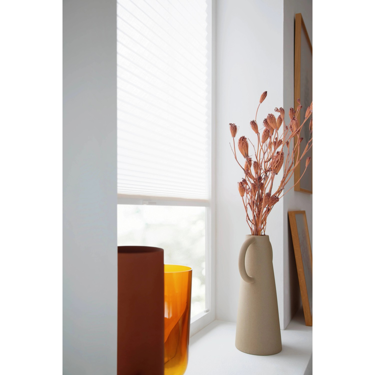 Weißes Schöner Wohnen Plissee Marla, 40x130 cm, am Fenster mit Deko.