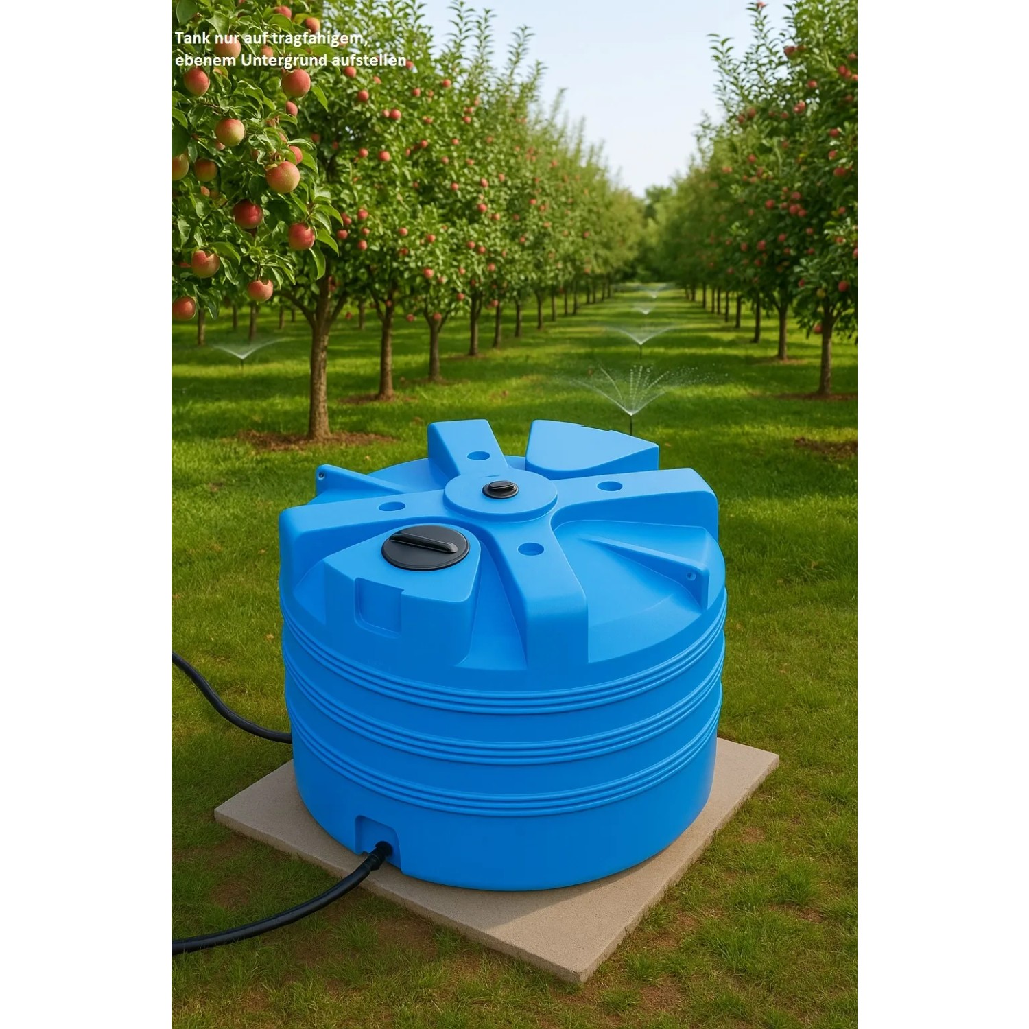 Blauer KMND 5000L Trinkwasser Wassertank im Obstgarten mit Bewässerung. Ideal für Garten & Regenwassernutzung.
