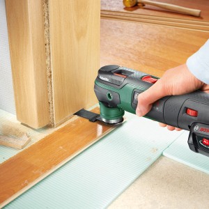 Bosch Akku-Multifunktionswerkzeug AdvancedMulti 18 im Einsatz beim Kürzen einer Holztür. Inkl. Akku.