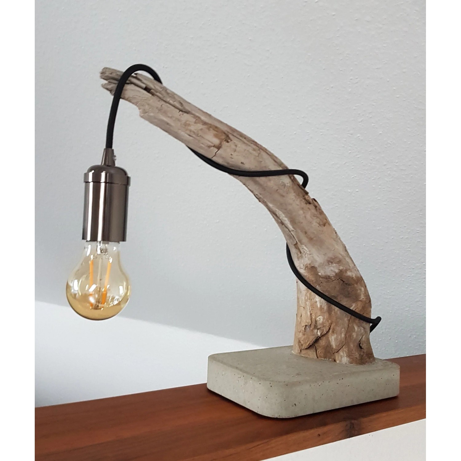 DIY-Lampe aus Ultrament Bastel Beton, Holz und Glühbirne. Kreative Deko-Idee.