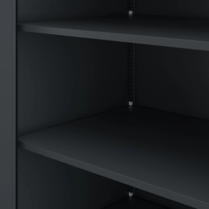 Detailaufnahme: Anthrazitfarbener Jan Nowak Metall-Büroschrank JAN II mit verstellbaren Einlegeböden.