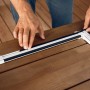 Montage einer weißen Tesa Fliegengittertür mit Alu-Rahmen auf Holztisch.