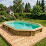 Holzpool Nemo, sandfarbene Poolfolie, Leiter und Holzterrasse im Garten.