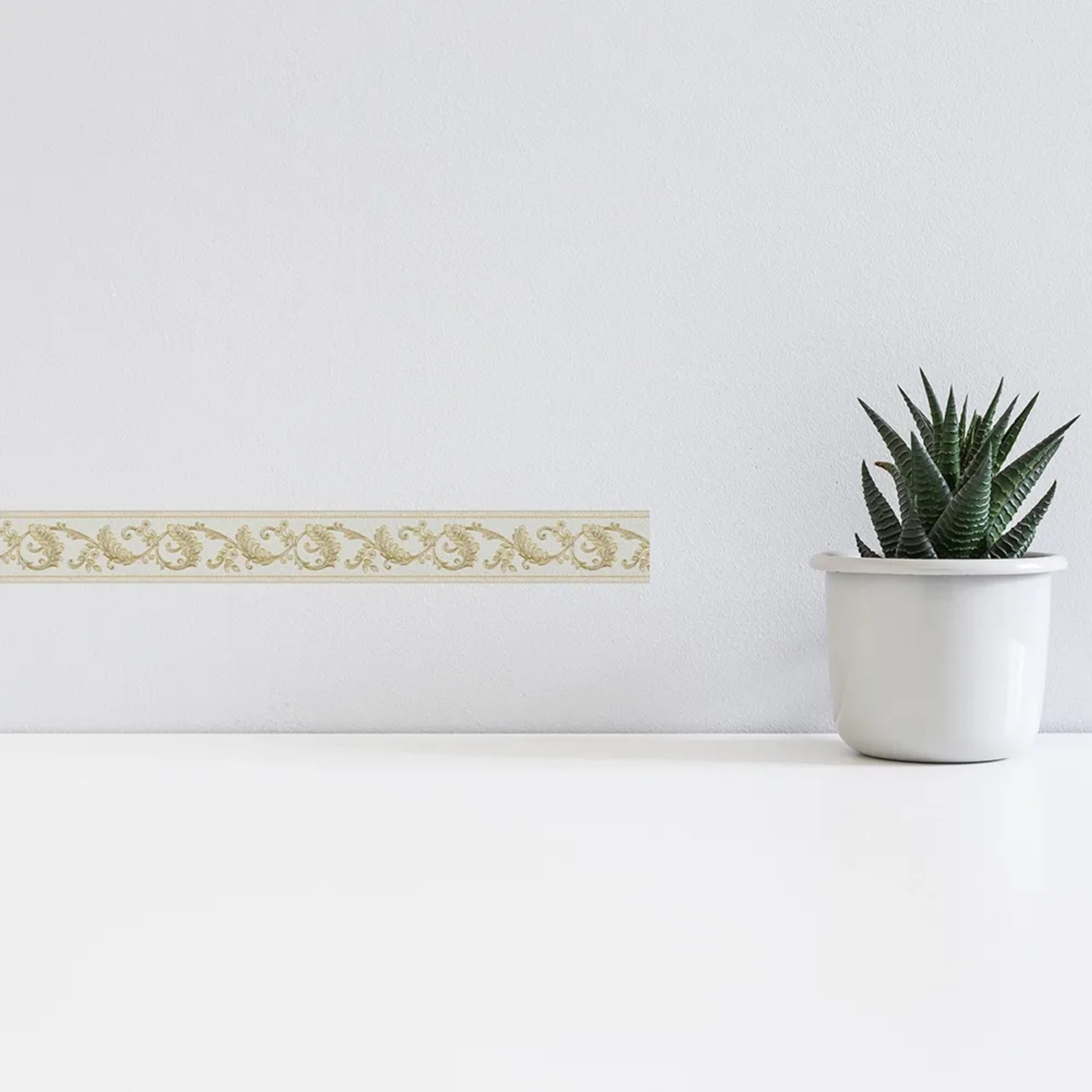 Selbstklebende A.S. Création Borte Barock in Gold-Weiß, 5 m x 8 cm, für dekorative Wandgestaltung.