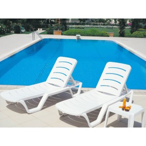 Zwei weiße Kunststoff-Sonnenliegen Bahama am Pool, mit verstellbarer Rückenlehne. Ideal für Garten und Terrasse.