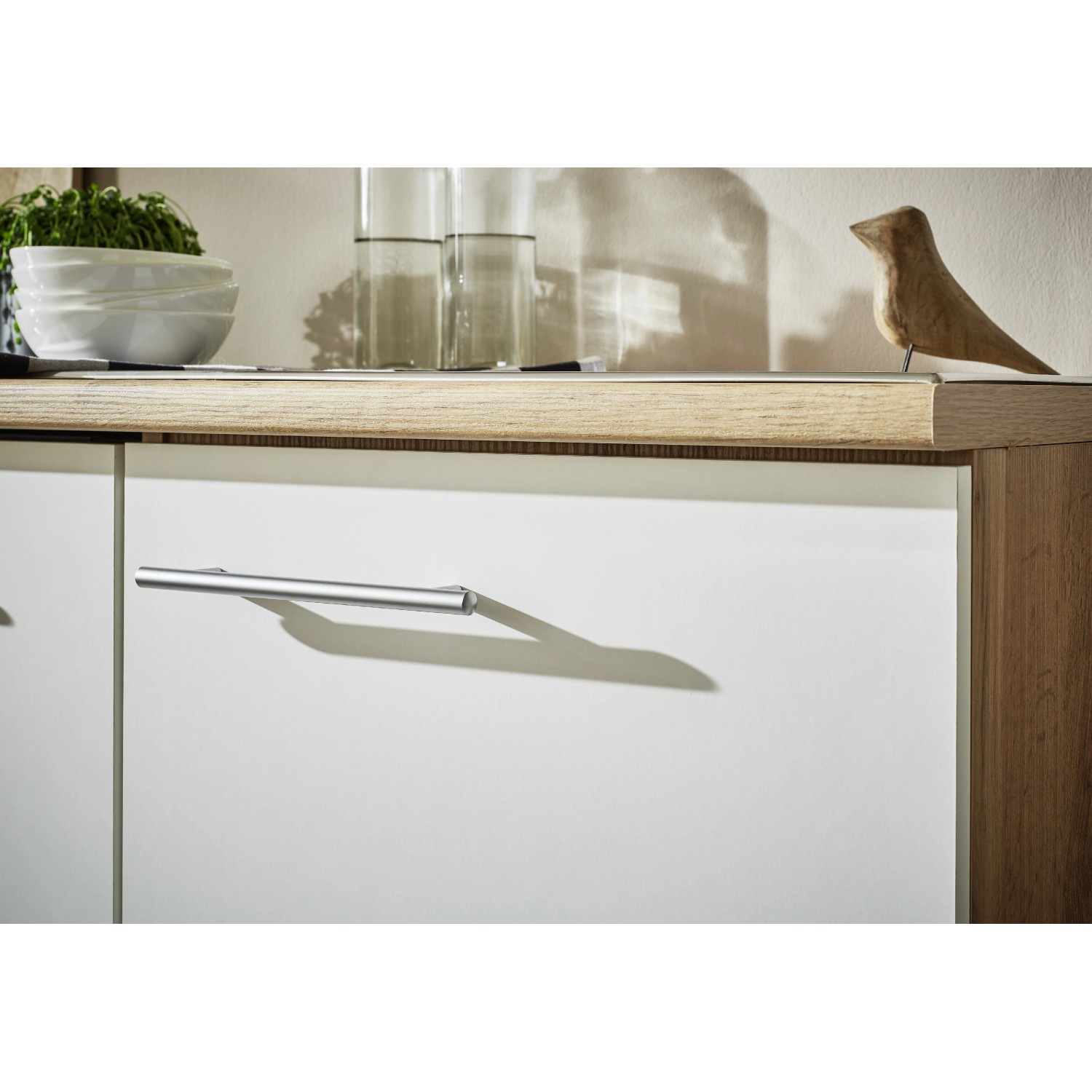 Detailansicht der weißen Respekta Küchenzeile Hilde (220 cm) ohne E-Geräte mit Metallgriffen.