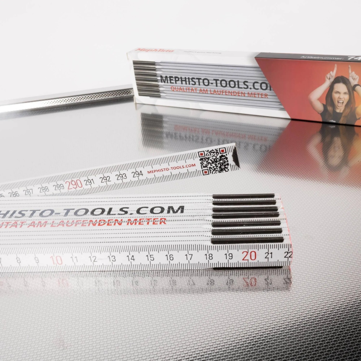 Mephisto Zollstock: Klappbarer Meterstab mit Skala und Mephisto-Tools Logo.