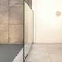 Duschparadies Walk-in Dusche, 8mm Klarglas-Seitenwand mit glänzend verchromtem Bodenprofil in modernem Bad.