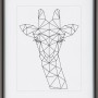 Schwarzer Kunststoff Bilderrahmen (21x29,7 cm) mit Passepartout und geometrischem Giraffen-Motiv.