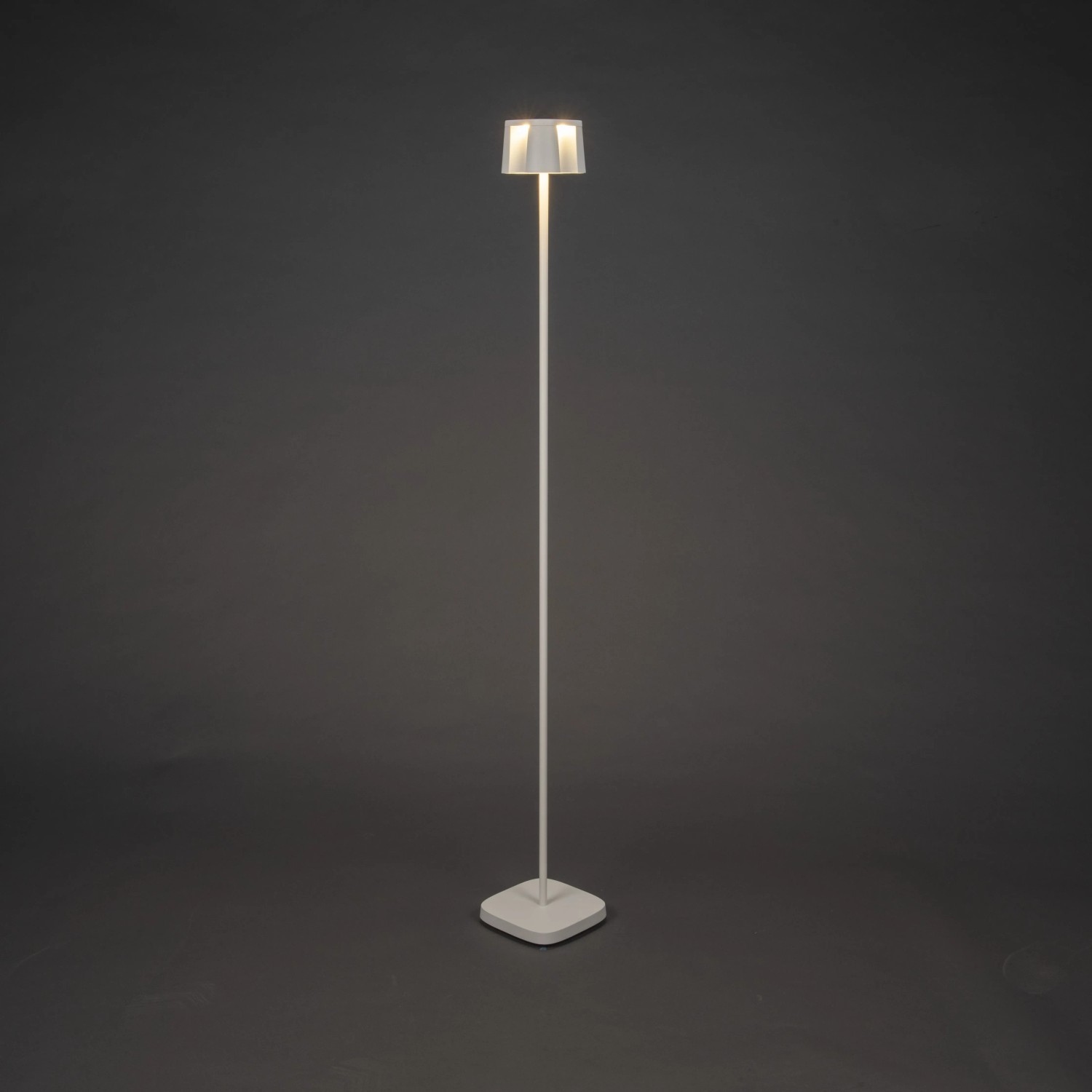 Weiße Konstsmide LED Stehleuchte Nice, 120cm, mit USB-Anschluss für Innen- und Außenbereich.