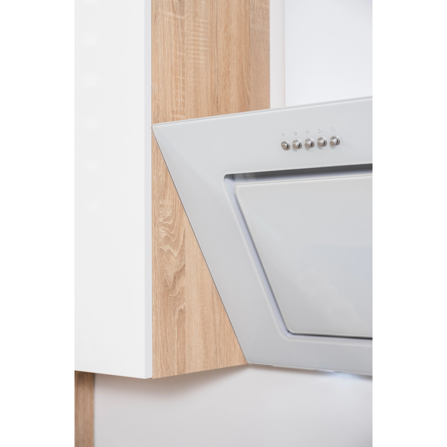 Detailansicht: Weiße Dunstabzugshaube der Respekta Premium Küchenzeile mit Eiche Sägerau Akzenten.