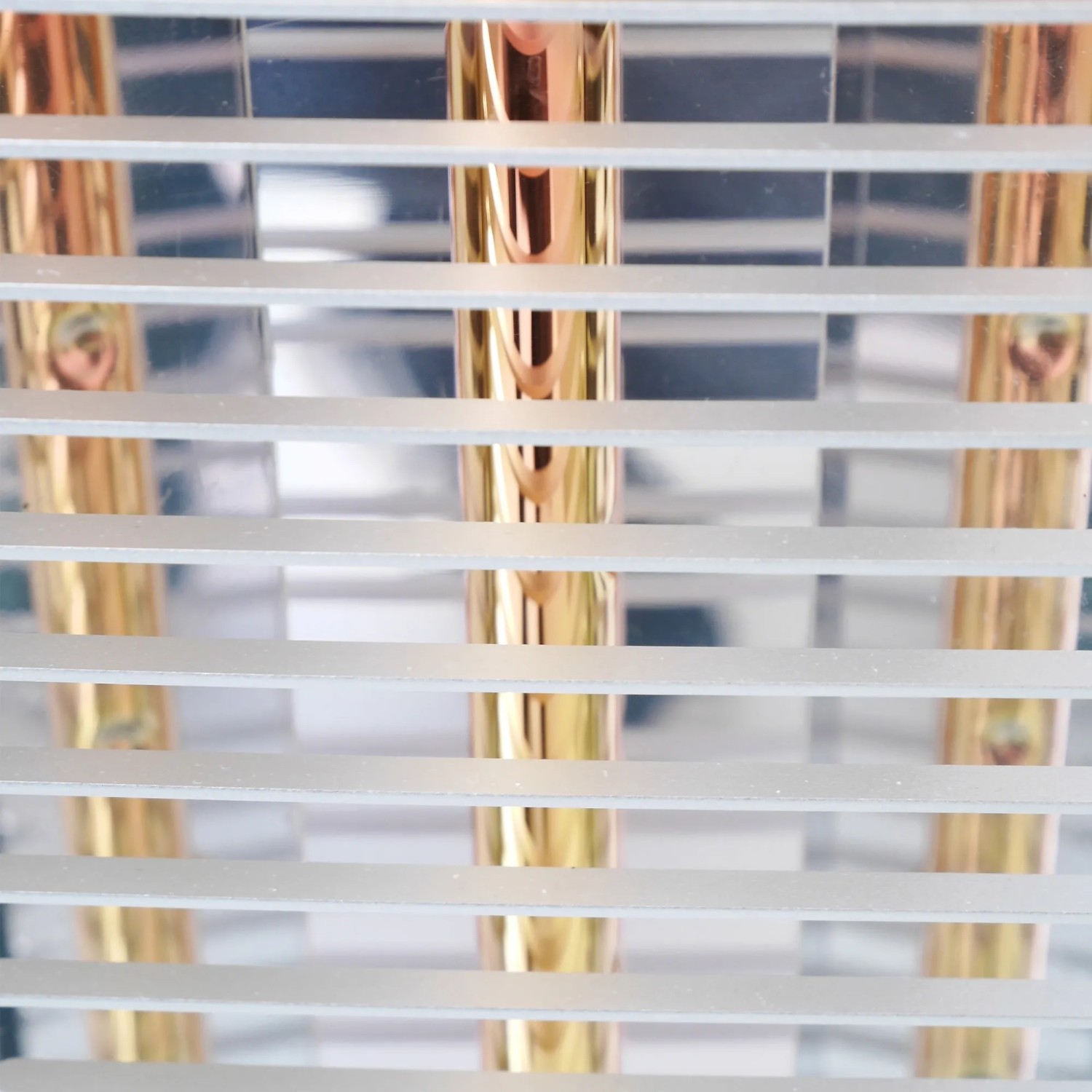 Detailaufnahme des Vasner HeatTower Mini Infrarot-Heizstrahlers, weiße Ausführung.