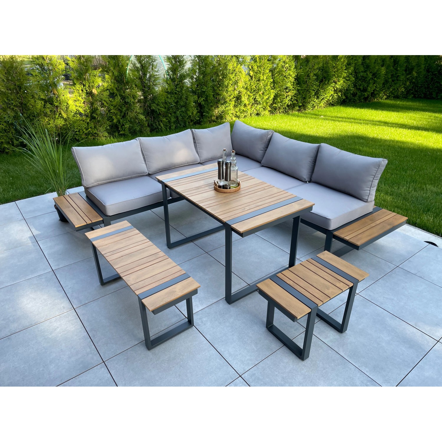 6-teilige Lounge-Eckgruppe Belmira in Grau-Braun mit Tisch und Bänken für Garten oder Terrasse.