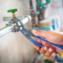 LUX Wasserpumpenzange MX Comfort 300 mm im Einsatz an einem Wasserrohr.