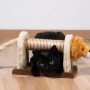 Schwarze Katze spielt mit Dobar Kratztier-Set (Löwe) aus Sisal und Plüsch. Katzenbürste für Krallenpflege.