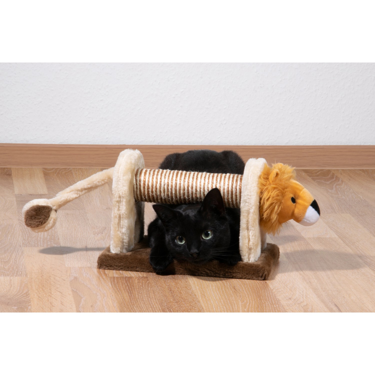 Schwarze Katze spielt mit Dobar Kratztier-Set (Löwe) aus Sisal und Plüsch. Katzenbürste für Krallenpflege.