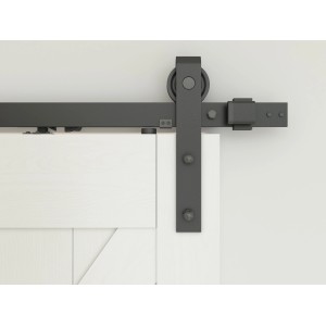 Weiße Holz-Schiebetür mit schwarzer Laufschiene und Bügelgriff im Loftstil.