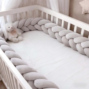 Graue geflochtene Bettschlange (220 cm) aus Polyester im Babybett, schützt vor Stößen.