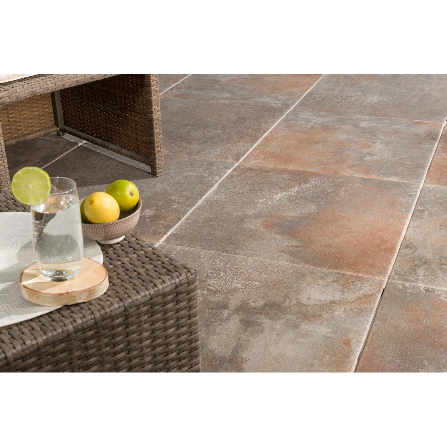 EHL Terrassenplatte Talea Ferrum Rost, 60x60x3 cm, in Rostoptik auf Terrasse mit Möbeln.